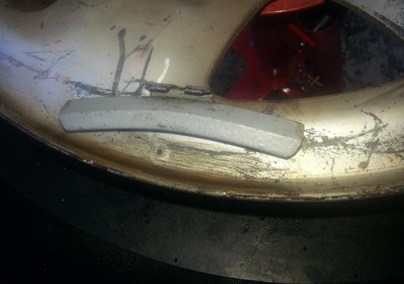 231401d1482187331-advice-requested-those-you-who-have-mounted-tires-balanced-wheels-home-000_removing_the_old_weight.jpg