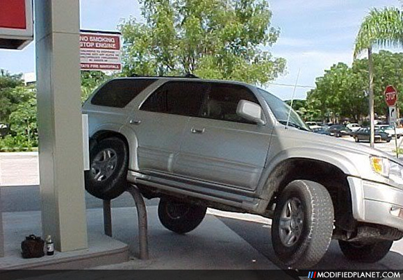 62255d1334788254-what-did-you-do-your-3rd-gen-today-car-photo-2001-toyota-4runner-accident-gas-station-off-road.jpg