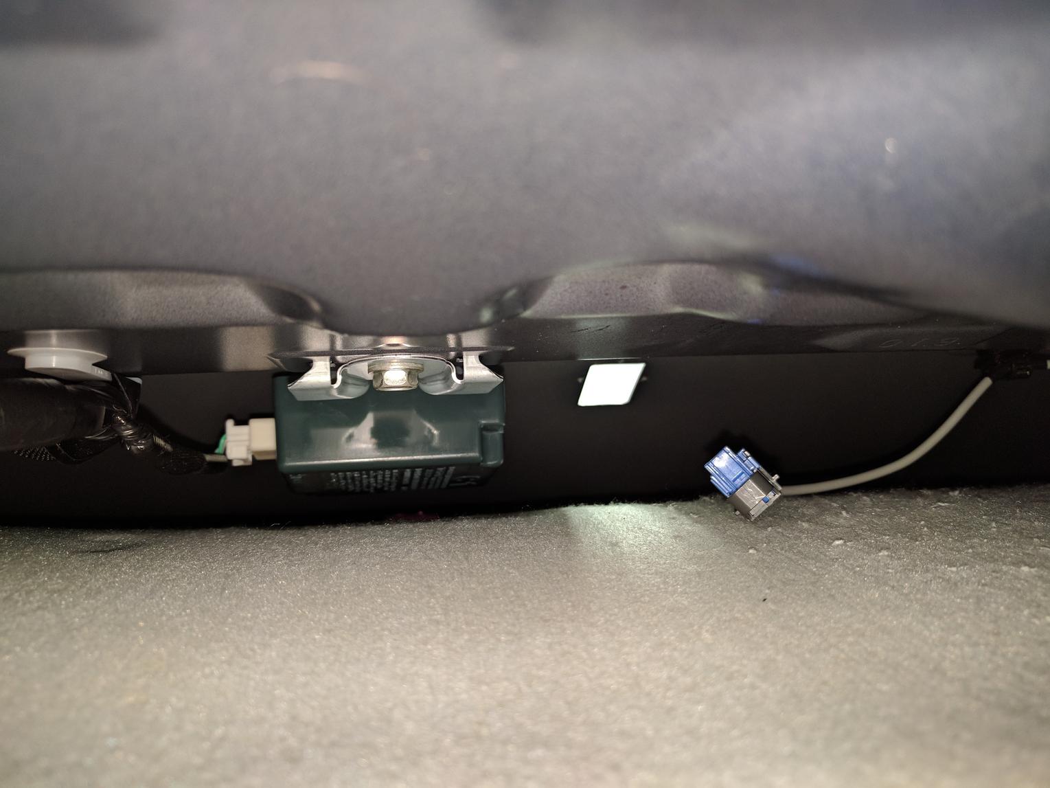269789d1506897239-low-profile-xm-shark-fin-antenna-swap-xm_antenna_removed_internal.jpg