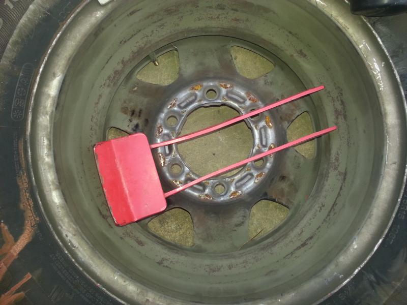 230640d1481685748-advice-requested-those-you-who-have-mounted-tires-balanced-wheels-home-01_straighten_tire_wedge.jpg