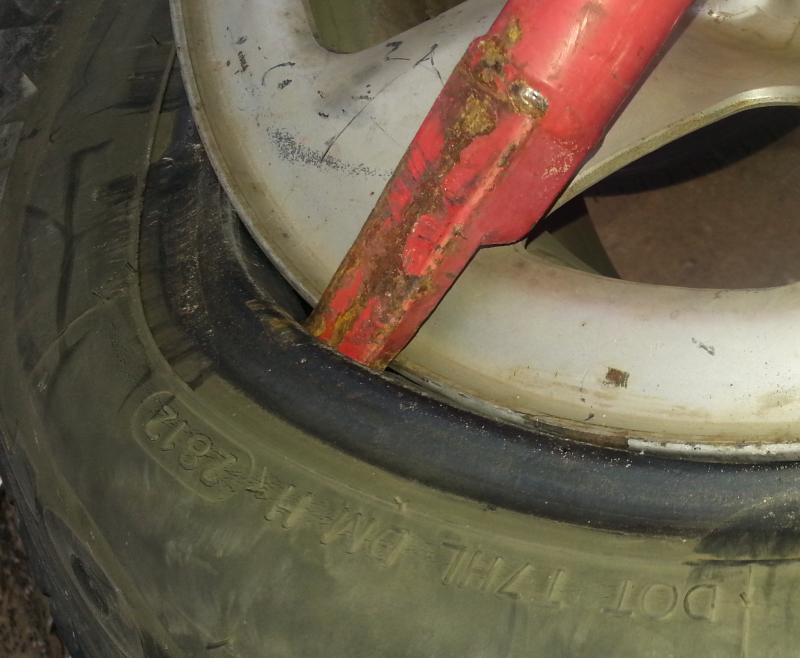230648d1481687073-advice-requested-those-you-who-have-mounted-tires-balanced-wheels-home-08_using_the_right_edge_and_up_of_the_tire_iron.jpg