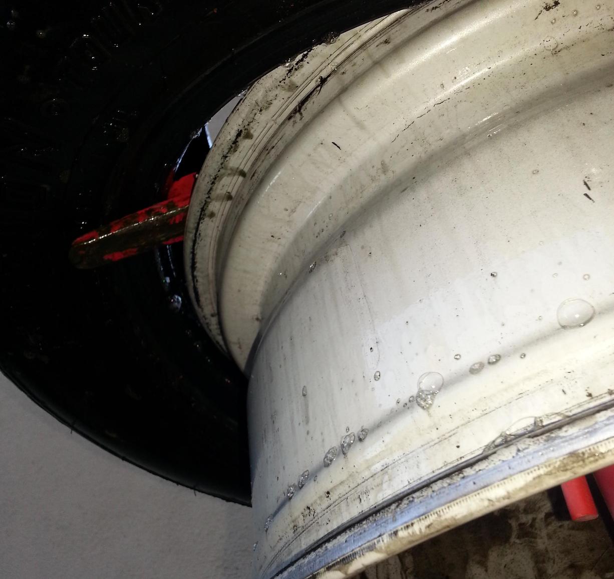 231733d1482364404-advice-requested-those-you-who-have-mounted-tires-balanced-wheels-home-06_removing_bottom_bead.jpg