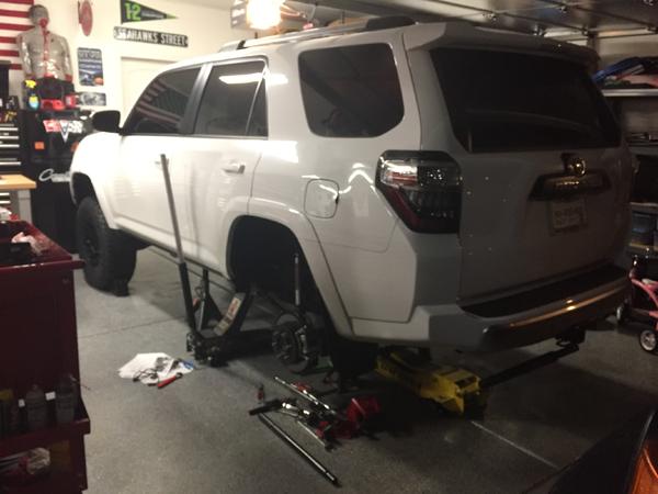 aroslv-albums-2016+te+super+white+build-picture45813-installing-rear-part-toytech-boss-lift.jpg