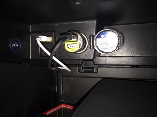 axxman-albums-mrslate-picture35165-glovebox-usb.jpg