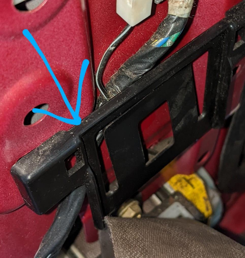 Is my seatbelt supposed to go through this thing?-pxl_20240402_204328333~2-jpg