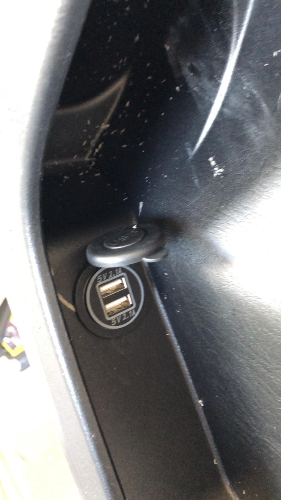 Custom rear seat usb chargers mod!-img_0507-jpg