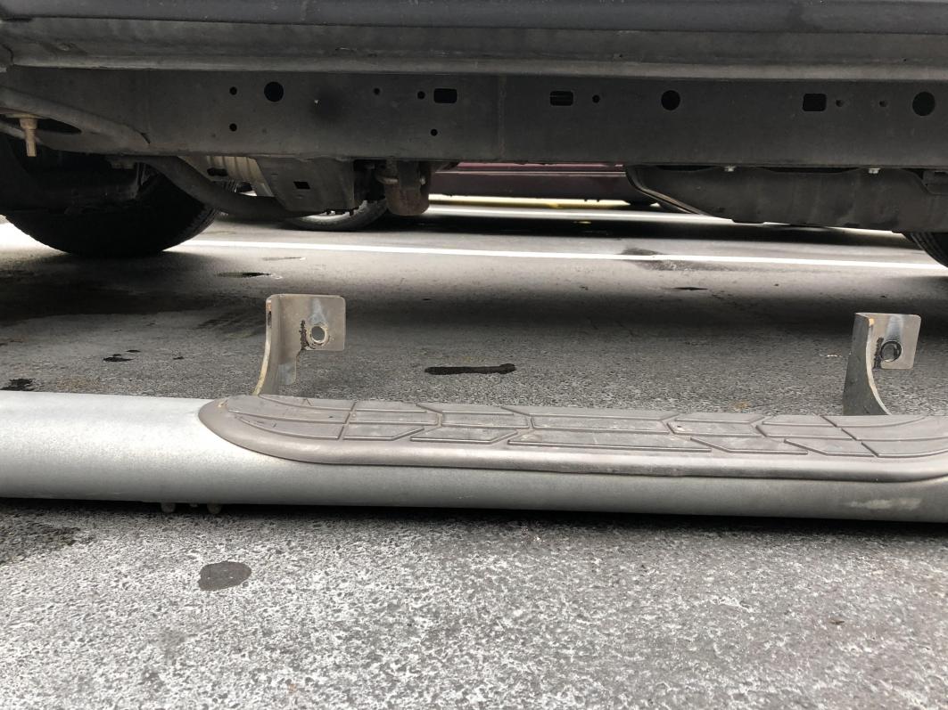 2003 OEM Step bars on a 2006 mounting holes?-stepbar2-jpg