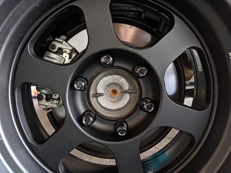 wheel hub dust caps only in the front?-pxl_20210403_002241909-jpg