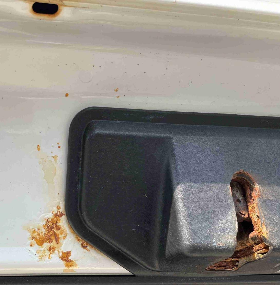 Rust on tailgate door jam-20-jpg