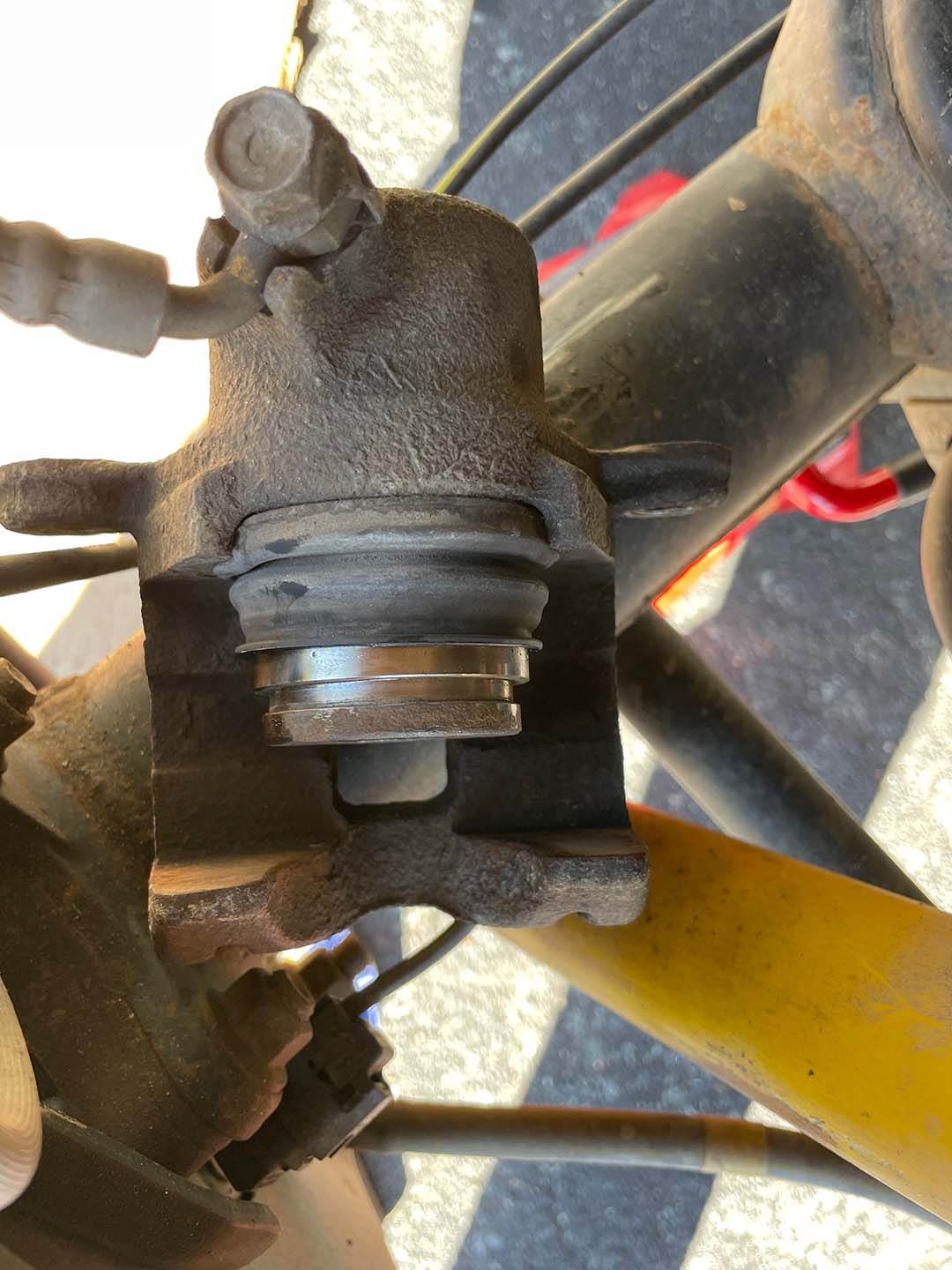 Need help: rear brake piston stuck (pressed brake with pads out)-img_2033-jpg