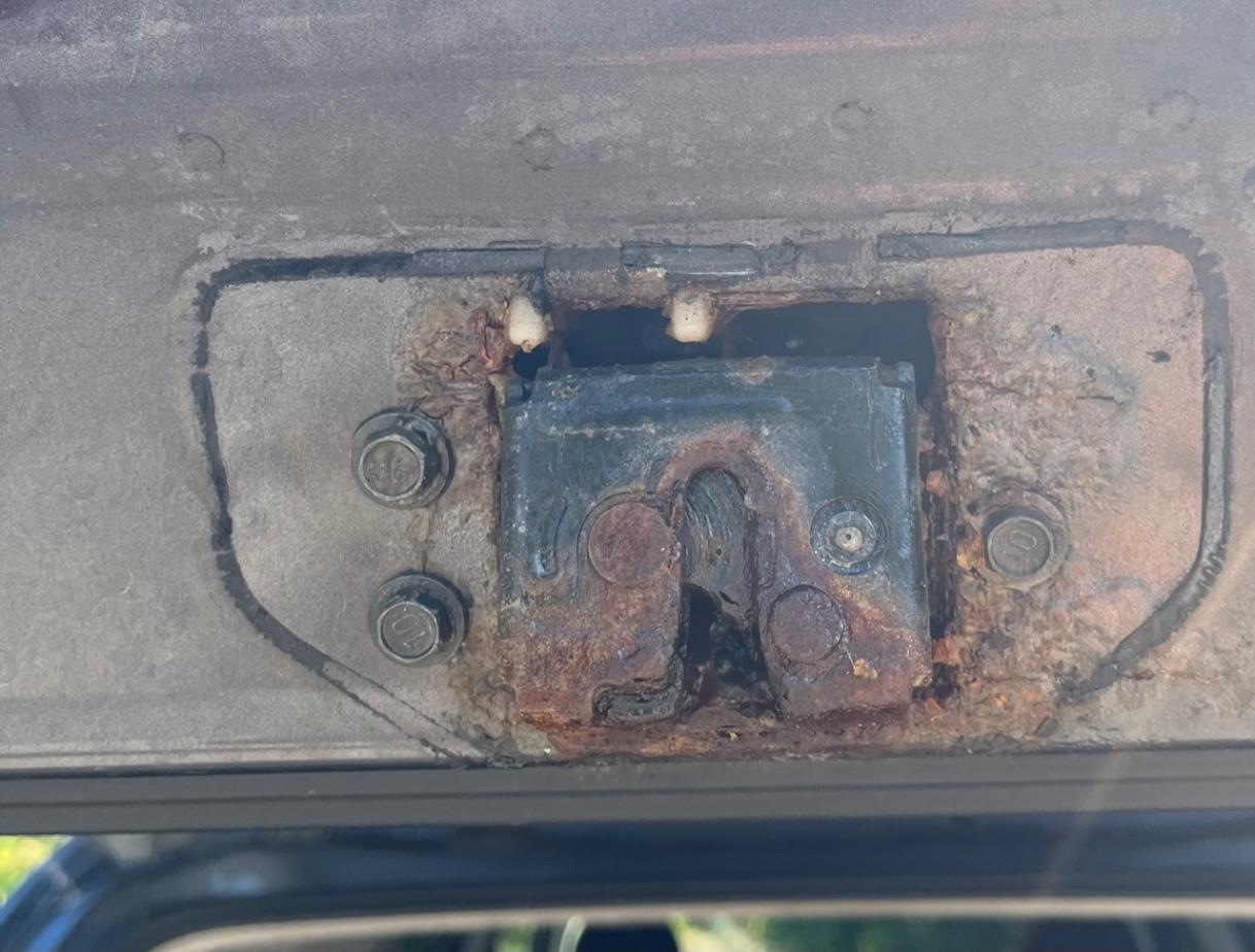 How to secure cover tailgate lock mechanism - Toyota 4Runner Forum ...