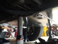 used bottle jack to push driver diagonal cross member up enough to clear for transfer case skid.jpg