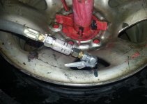 18_the_latching_chuck_would_not_let_air_in_without_the_valve_stem.jpg