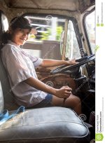 frau-fährt-einen-lkw-50301554.jpg