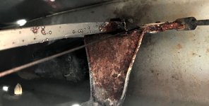 tailgate rust2.JPG