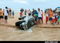 Toyota-4runner-sinks-at-the-beach.jpg