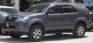 1280px-Toyota_Fortuner_(first_generation)_(front),_Serdang.jpg