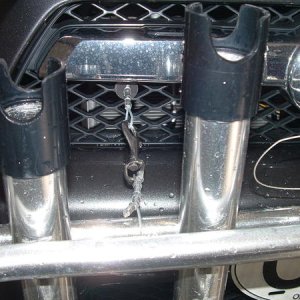 Upper cable and quick snap link. Note small plastic circle where cable enters grill - used to prevent cable from retracting into the radiator compartm