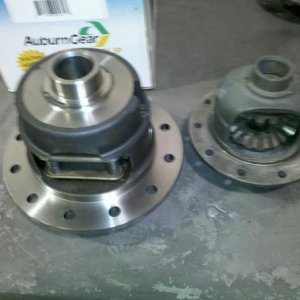 T10.5 AG VS T8 STD
Here is a pic of The Auburn PRO LSD to fit the 07+ Tundra 10.5" rear, the tiny one on the right is a Toyota 8" open diff!