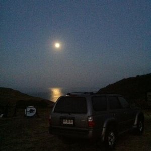 la foto (36)
Moon sunset at dawn over the Pacific Ocean in Puchuncavi, Chile.
Sleeping in the Yota.