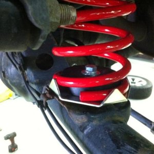 This is a good shot of the metal plate that was used at the bottom of the spring on the axle.  This red spring is what came with the kit from Strutmas