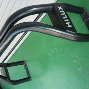 Pic of the Hilux truck rollbar. Seller took some funky pics; excuse the angle. Shipping cost more than bar. ハイラックストラックのロールバーだ、写真はちょっと斜めなってるけど。商品より送金が高