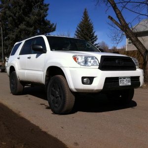 Bilstein 5100s @ 2.5 W/ toytec 1/4 in top plates. Rear daystar 1.5s