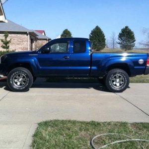 2007 2.7 access cab, 3" lift, 33's. custom grille, etc..