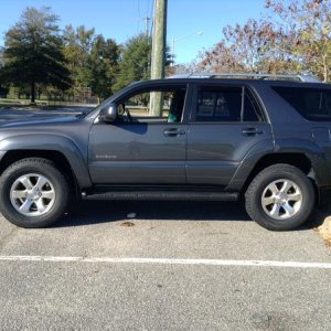 Daystar 1" Budget Boost Leveling Kit, All-Pro 1.5" spacer, Cooper Discoverer AT3 tires. [Side View]