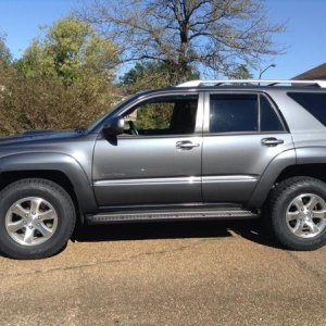 Daystar 1" Budget Boost Leveling Kit, All-Pro 1.5" spacer, Cooper Discoverer AT3 tires. [Side View]
