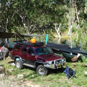 Henessy hammocks strapped to the roof rack - dam easy camping !!!