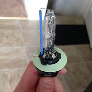 High quality bulbs, notice the metal prongs holding the bulb centered, you won't see this on Amazon/Ebay Kits.  True sign of quality.  (note: remove g