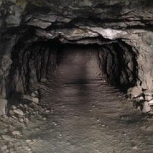 4Runner in a mineshaft