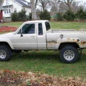 1986 "trashky"  hands down the best Yota Ive ever owned..... 250+K miles on original 24r...... comfiest seats ive ever had.....lighter gage metal made
