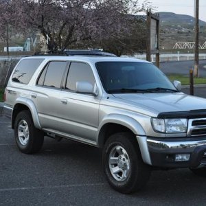 Side view of the 4runner. Next I want to get new tires and wheels (with a offset).