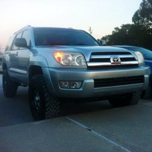 2005 Sr5 4x4
-265/70/17 toyo MTs
-17 inch XD series black/chrome offroad rims
-3/2 leveling kit
-weather tech floor mats
-Ducks unlimited seat covers
