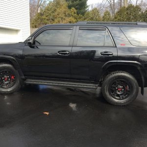 SR5 and brakes painted red, matches TRD on wheels