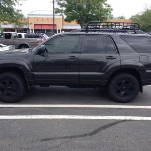 Daystar 2.5' leveling kit installed with the running boards removed.