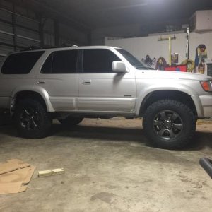 Lifted ome 881/906 rolling on 275-75-17 bfg at ko2s and yes those are 4th gen sport wheels painted duplicolor graphite
