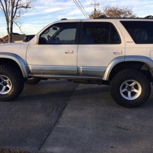 3" lift all the way around with wheels and 32" tires
