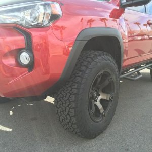 18" FUEL BEAST
-20 OFFSET
LT275/70R18 BFG KO2
2" LIFTED FRONT-MINOR MODIFICATION NEEDED TO MAKE CLEARANCE OF TIRES.  1" LIFT ON REARS-NO MODIFICATION 