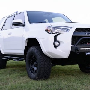 Mickey Thompson Sidebiter II (17x9) with BFG KO2s (285/70-17)