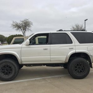 2001 sr5 4x4 4inch lift with 285's... I still need to add my light bar and brush guard.