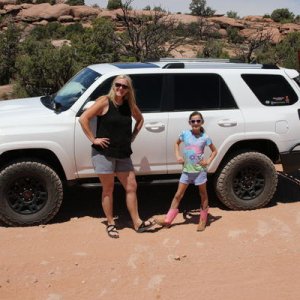 the girls posing for a pic on the way to Gemini bridges