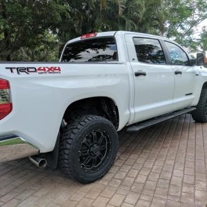305/55/20 (33x12.5) Toyo RT's on stock 20x9 Ultra's with 1.5" spacers and a Zone 3/1 level