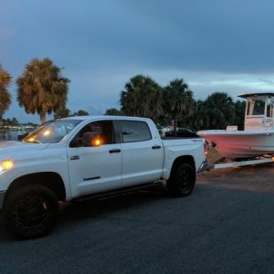Tundra & Robalo Cayman 246