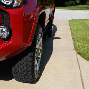20x9 +18 offset with 275/60/20 BFG KO's 
Bilstein 5100's set at 0
Dobinson springs
C59-302 Front
C59-505 Rear
New KYB Top Hats
