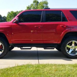 20x9 +18 offset with 275/60/20 BFG KO's 
Bilstein 5100's set at 0
Dobinson springs
C59-302 Front
C59-505 Rear
New KYB Top Hats