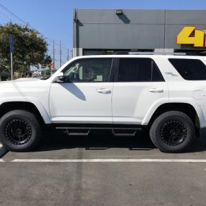 New Toyo Tires, Procomp wheels, & level kit installed