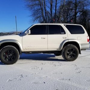 2 inch lift installed and a dusting of snow! couldn't ask for much more. I absolutely love the ride now. Feels like a different rig!